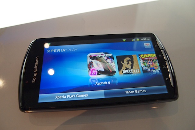 xperia-play-closed