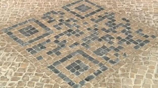 sidewalk-qr-codes