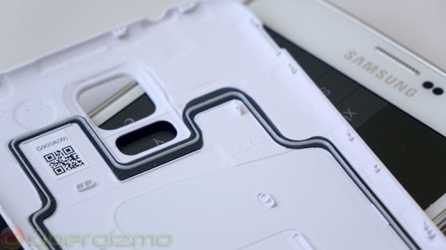 The rubber seal prevents water from sipping in. Simple and efficient