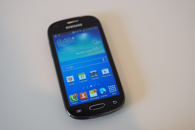 Samsung Galaxy Light Review | Ubergizmo