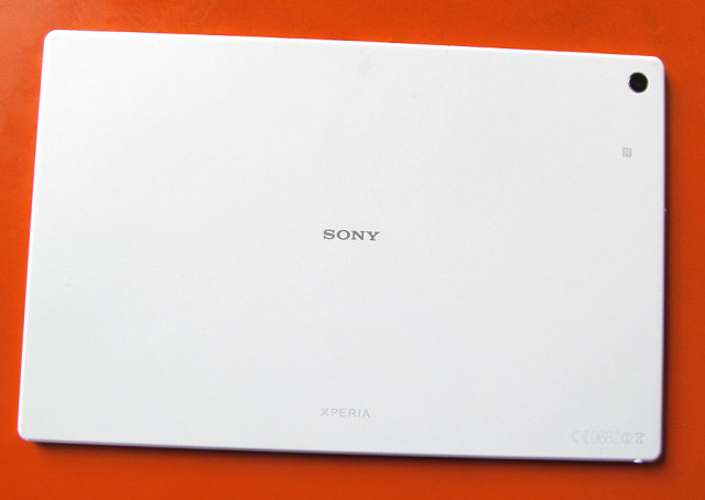 Ubergizmo_Xperia_Z2_back