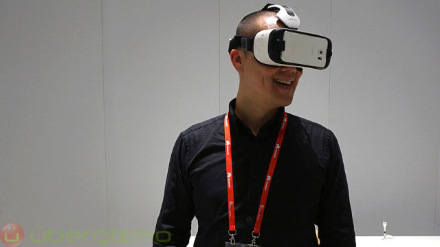 Ubergizmo co-founder Hubert Nguyen trying Gear VR for S6