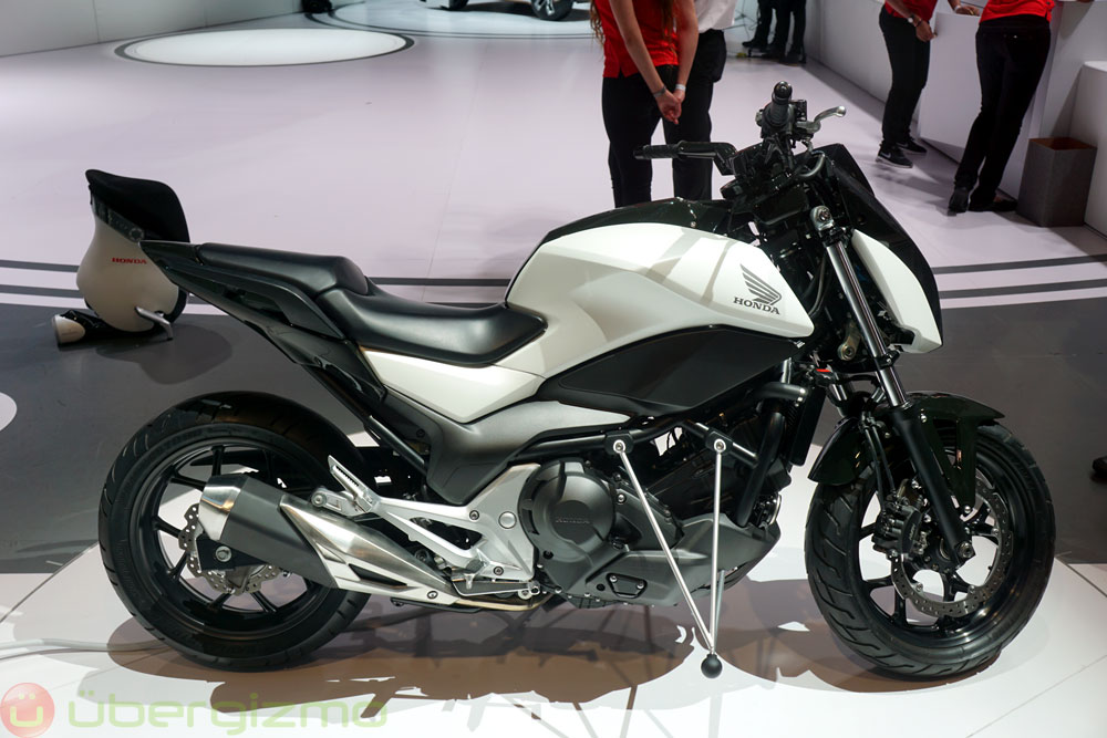 Honda Unveils A Self-Balancing Motorcycle | Ubergizmo