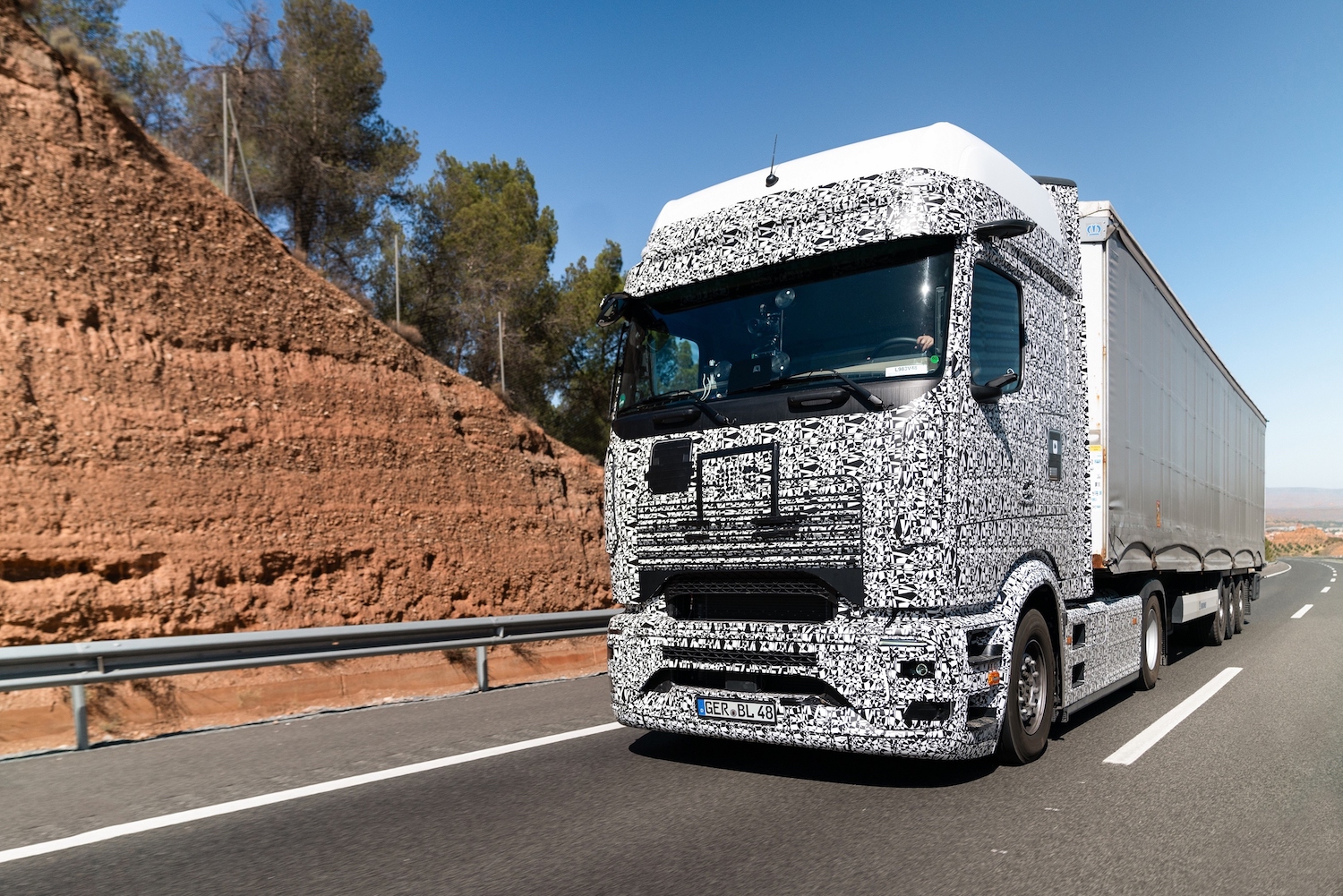 Mercedes-Benz EActros 600: Electric Truck Shows Great Autonomy In Warm ...